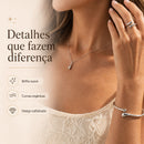 Conjunto de joias em formato de gota, composto por quatro peças em ouro ou prata: brincos, colar, pulseira e anel.