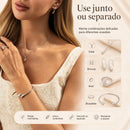 Conjunto de joias em formato de gota, composto por quatro peças em ouro ou prata: brincos, colar, pulseira e anel.