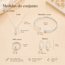 Conjunto de joias em formato de gota, composto por quatro peças em ouro ou prata: brincos, colar, pulseira e anel.